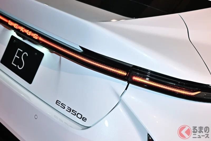 全長超過5.1公尺！Lexus全新旗艦房車上市！ 流線車身搭配多種動力系統可選！ 全球首創「隱藏式按鍵」與「會發紅光的Logo」設計，全新ES究竟有什麼魅力？