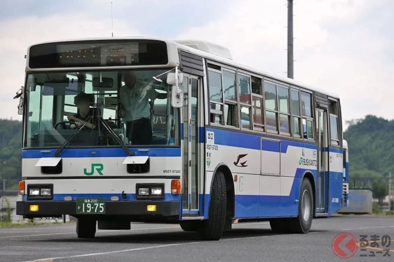 配備「排檔桿變速器與前後車門」的「超稀有車輛」正式「退役」！ 在首都圈幾乎絕跡 不知不覺已成為「服役30年的老將」 現存數量大幅減少的日野「Blue Ribbon」結束於JR Bus Kanto的營運！