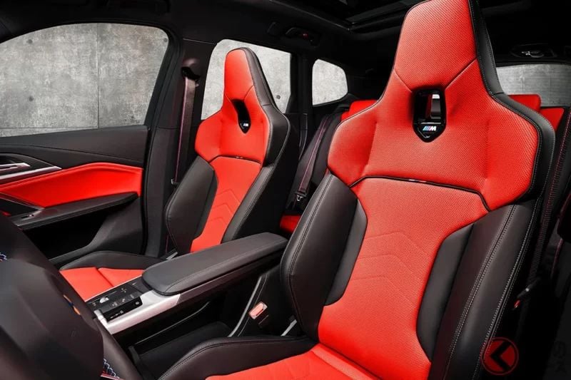 2.0升Turbo、擁有317匹馬力的「小型SUV」是什麼來頭？車長僅4.5公尺、與「Corolla Cross」同級距！擁有運動化內裝的BMW「X1 M35i xDrive」值得關注！