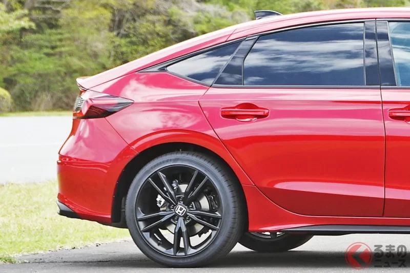 Honda全新「五門Coupe」登場！採用可媲美最強「Type R」的「極速換檔」專屬調校！配備「紅色縫線＆專屬徽章」，充滿熱血氛圍的全新「Civic e:HEV RS」備受矚目！