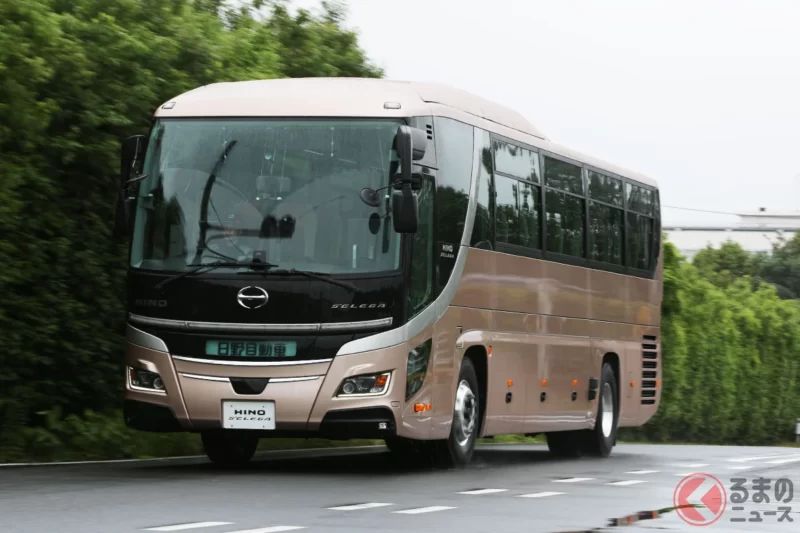 20年來大改款！Hino「新款精悍外觀車型」上市！搭載創新「門型後擾流板」×全新12速AMT！高質感內裝也令人驚艷的「觀光巴士之王」新型Selega有哪些進化重點？
