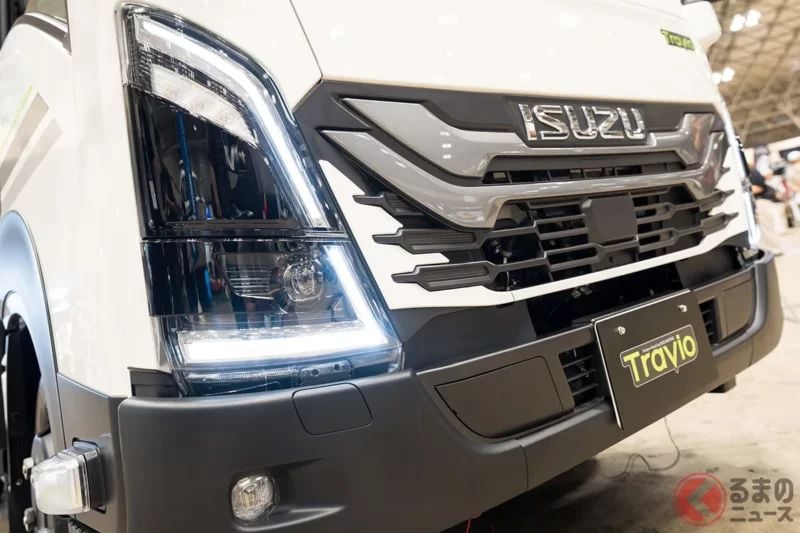 新車售價超過1000萬日圓！Isuzu「7人座」卡車超有魅力！全長4.9公尺車身、持普通駕照就能開，還具備真正的越野性能！可供6人車宿的專用車「Travio Expedition Striker」備受矚目