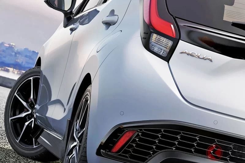 Toyota發表「新型運動掀背車」！ 超低油耗達到「每公升30km以上」的快速車款！ 搭載俐落「Hammerhead」空力套件超帥氣！ 久違回歸的「新型Aqua GR Sport」內在有哪些巨大改變？