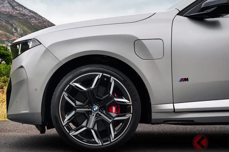 全長約5公尺！BMW新型「X5」受到關注！創新又極具美感的「極小型車門把手」究竟採用了什麼驚人的機構？搭載多種動力系統的「最新車型」有哪些特色？