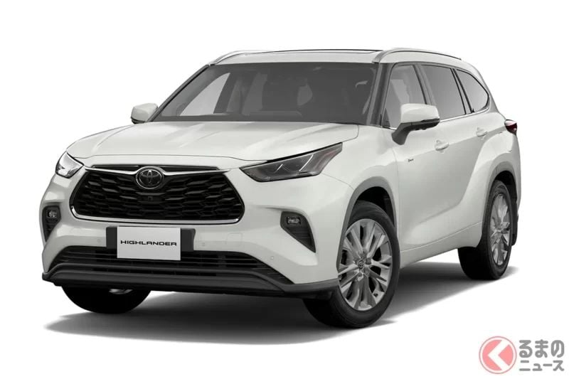 新車售價860萬日圓！Toyota 全新「三排座 SUV」終於上市，吸引「小眾族群」搶購！擁有「RAV4 車頭」搭配「Lexus RX 級距車身」，「在路上幾乎不會撞車」！？美國製造的「Highlander」也成為經銷現場熱門話題！