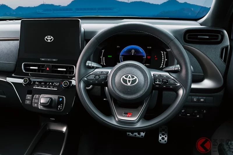 Toyota新型「小型運動掀背車」發表後引發熱烈迴響！「真的超帥！」「充滿駕馭感的設計很有魅力」等好評不斷！ 採用專屬懸吊與大尺寸輪圈的「GR Sport」正式登場，新型Aqua備受關注！