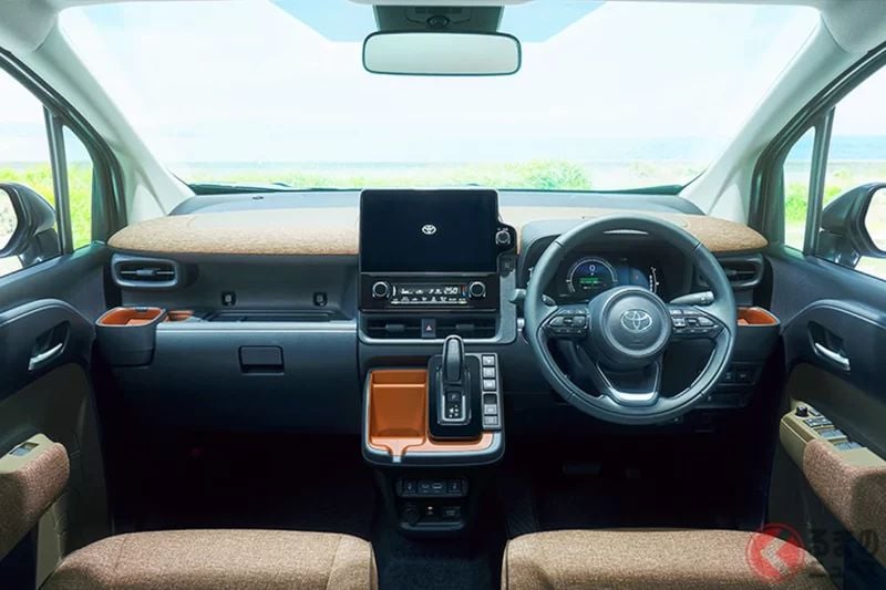 豐田最新「“4WD”小型MPV」引發熱烈迴響！ 配備豐富的“7人座”車型獲得「受歡迎也是理所當然的完成度」「雪國也能安心使用」「感覺可以長久持有」等評價！ 可達“每公升27.6公里”的「Sienta」最高階車型再次受到關注！