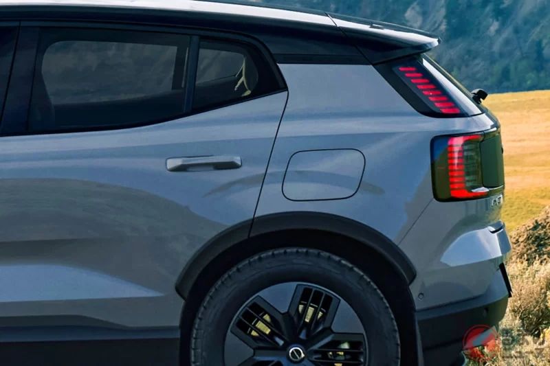 Volvo 推出新「小型SUV」！媲美 Lexus「LBX」尺寸！272匹馬力「後輪驅動」搭配「硬派外觀」！採用強悍設計的 Volvo「EX30 Cross Country Ultra P5 Long Range Electric」登場！