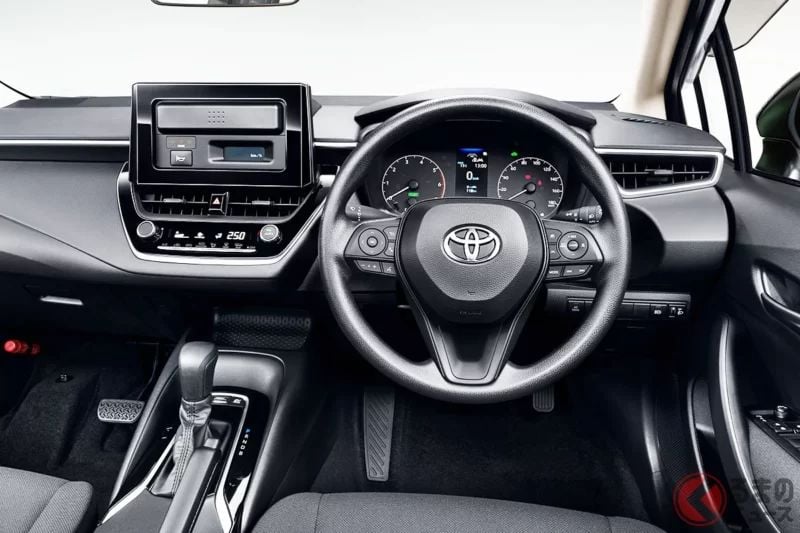 Toyota「全新 4 門 Sedan」受到關注！也提供「6 速 MT ＆ 1.5 升」設定！外型像「Corolla」但其實不是「Corolla」！全面改款後的新「Toyota 教習車」有哪些進化？