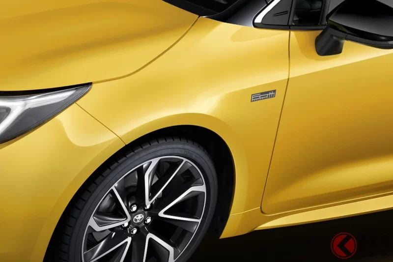 新車253萬日圓起！ Toyota「豪華運動掀背車」備受矚目！ 嶄新「黃色雙色」＆專屬「煙燻銀」飾件超帥氣！ 高階車型進化＆「60週年紀念車款」登場的新型「Corolla Sport」是什麼樣的車！