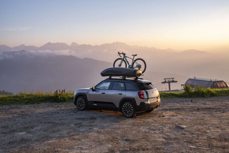 MINI Aceman E原廠冒險套件上身！184hp純電跨界、309km續航還能載單車