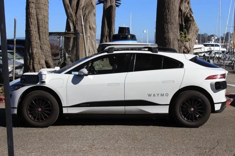 不讓 AI 評分「自己的駕駛」！？支撐 Waymo 自動駕駛技術的「嚴格監控系統」與虛擬空間測試！從超過「3.2億公里」的行駛數據中獲得了哪些經驗？