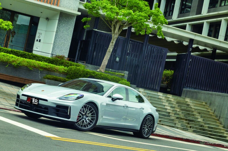 優雅跑格 Porsche Panamera 4S E-Hybrid