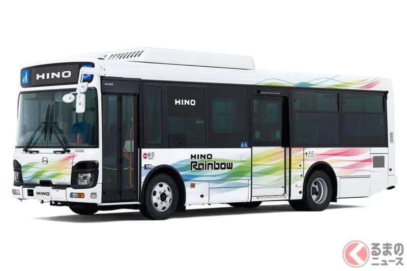 新車2976萬日圓！Hino推出「“新型”61人座車款」！採用新穎「熊貓臉」設計＆搭載扭力提升的5.2L Turbo引擎！中型市區公車「Rainbow」改良登場
