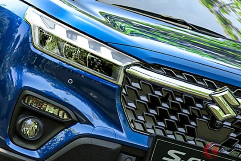 約610萬日圓！ Suzuki新型「四輪驅動SUV」登場！ 全長4.3公尺級「剛剛好的尺寸」＆搭載1.4L直列4缸渦輪引擎！ 還有6速MT可選的「S-CROSS」英國車型是什麼？