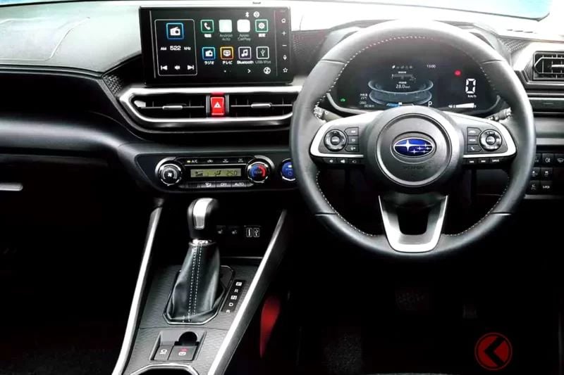 新車260萬日圓！ Subaru「最小 SUV」備受矚目！「每公升跑 28km」超低油耗＆搭載專用「17吋鋁圈」！還配備豪華「真皮內裝＆緊急電源」的頂級車型「Rex Z HYBRID」究竟如何！