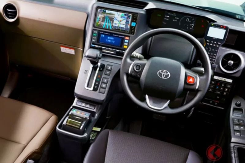 比「Sienta」更大！ Toyota新型「5人座滑門旅行車」引發熱烈迴響！ 網友大讚「就是需要這種車！」、「我一直都有在搭」！ 採用高車體設計打造「超寬敞車室」的新型Japan Taxi是什麼？