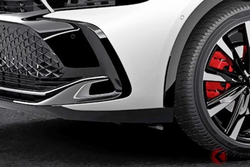 Toyota新款「Crown」即將發表！採用提升「寬體感」的嶄新保險桿＆「高雅鍍鉻」設計，穩重大器進化！「橫向一字型」LED尾燈也更加美麗……！車尾大幅改變，增添「王者風範」的「Crossover」究竟如何？