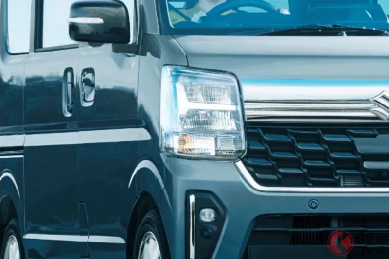 新車204萬日圓！Suzuki新款「輕型」滑門廂型車受到矚目！高質感「黑色」水箱護罩＆全速域ACC登場！黑色內裝也很酷的「Every Wagon」究竟有何變化？
