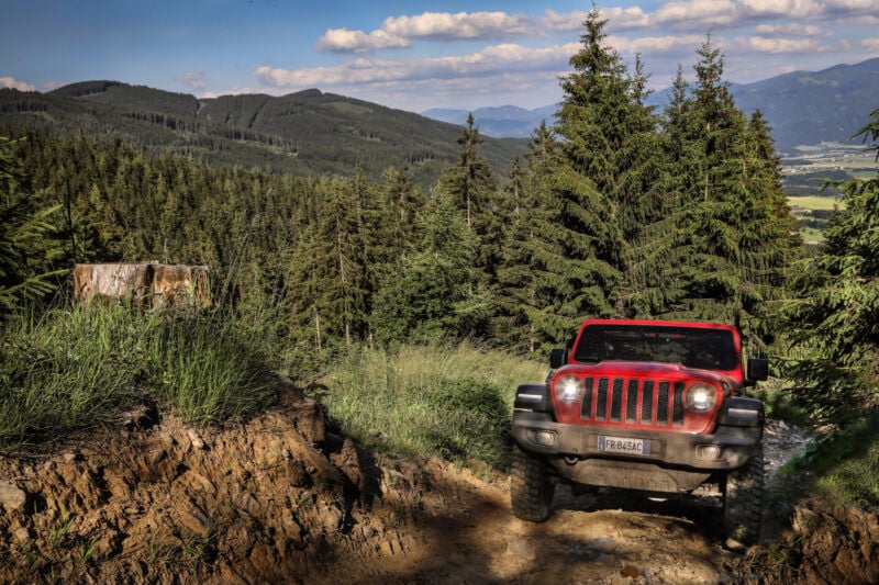 Jeep® Wrangler 一個月內交車突破百輛純正美式越野魅力持續升溫 Jeep® 重返台灣再寫重要里程碑