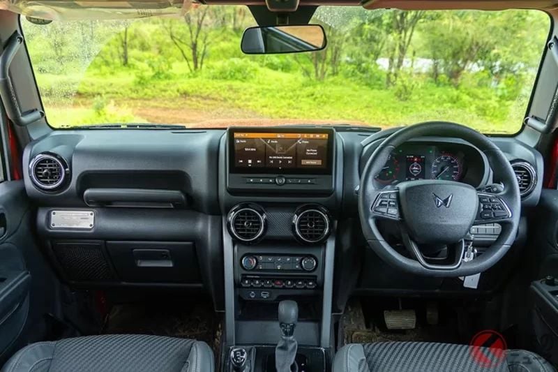 約175萬日圓起！「Jimny」大哥級車身尺寸很吸睛！全長不到4公尺×離地高226mm，面對惡劣路況也能輕鬆應對！配備「6速MT」＆正統4WD的印度3門SUV，Mahindra「Thar」這款「正統」越野車究竟如何？