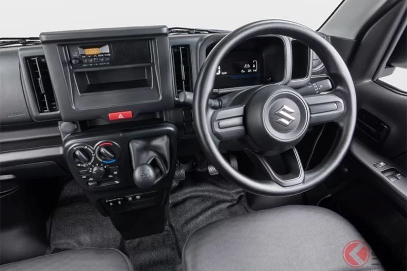 新車134萬日圓！Suzuki新型「方方正正」輕型車超厲害！超「硬派車頭」的「堅固設計」充滿魅力！採用耐髒的「Black內裝」，在「商務用途」方面也相當出色！讓人感到無比可靠的「工作車」新型Every受到高度矚目！