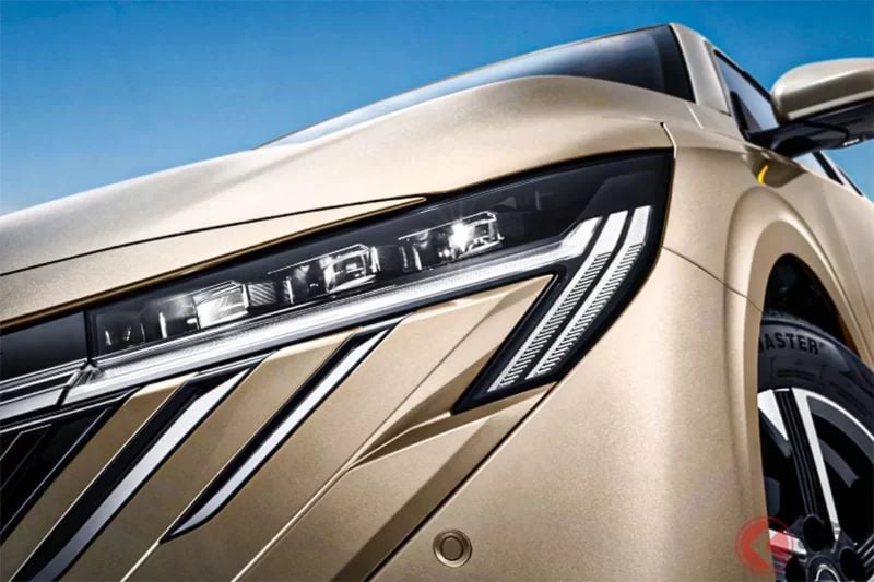 新車249萬日圓！Nissan「新款Compact Sedan」備受矚目！4.6m級車身搭載「1.0升可行駛17km」的引擎！一體感十足的「V-Motion 3.0」前臉也超帥氣！「睽違7年全面改款」後進一步進化的「Sylphy」中國版究竟是什麼？