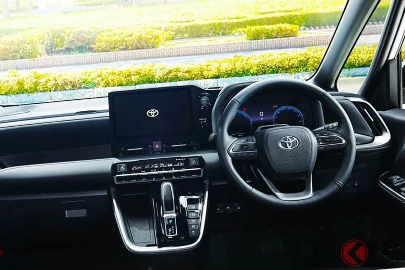 Toyota發表全新「4WD小型MPV」！實現「每公升21.8km」低油耗！配備豪華「12.3吋儀表」＆便利「側邊桌」的舒適「7人座」！最頂級車型「新款Noah」完整面貌究竟如何？