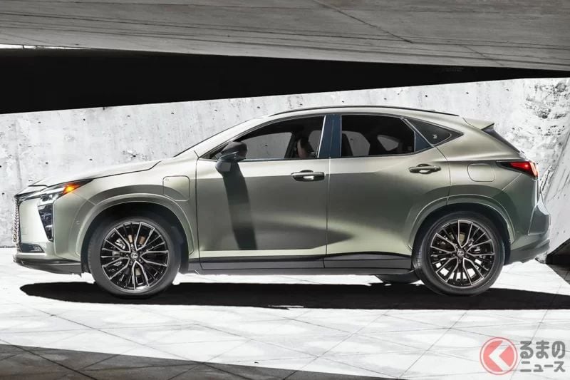 Lexus 全球首度公開「新款高級運動 SUV」！實現「EV續航140km」＆「0-100km/h加速6秒」的驚人性能！配備「14吋」大尺寸導航與「光線×香氣」舒適空間，新款「NX」旗艦車型「450h+」備受矚目！