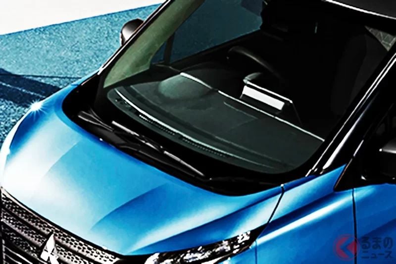 新車185萬日圓！Mitsubishi發表全新「正統輕型SUV」引發「正反兩面」熱烈迴響！「只做最小幅度的修改就讓整體形象煥然一新！」、「真希望能改成圓形頭燈……」等聲音也出現!? 透過「車身同色飾件」提升質感的全新「eK X」備受矚目！