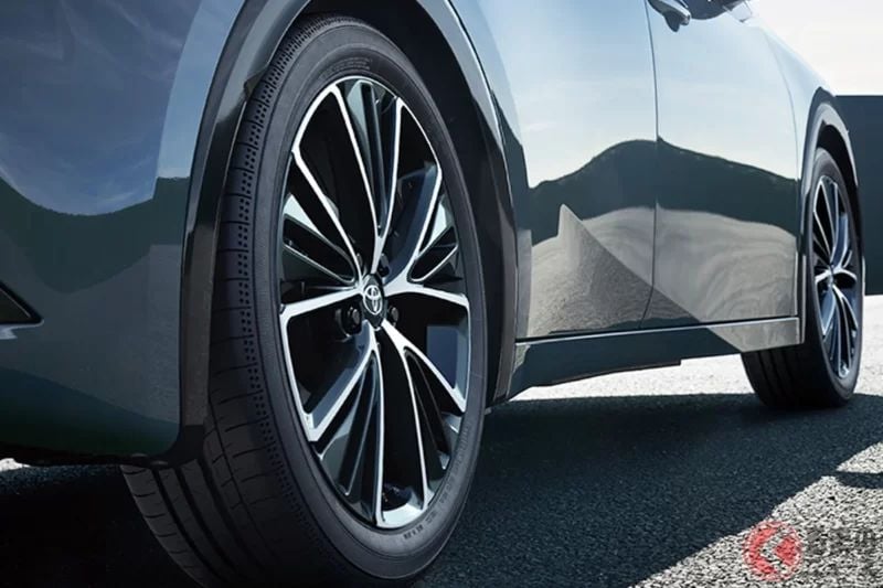 1公升可跑32公里！Toyota新型「低油耗掀背車」受到高度關注！ 自動上鎖列為標準配備＆採用AHS，車迷直呼「低調卻超神的改良！」 最新「Prius」究竟有哪些進化？