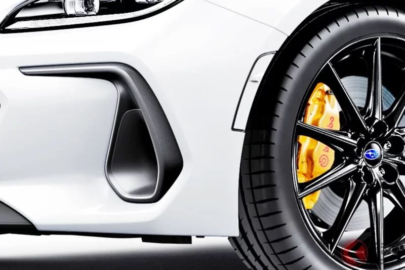 Subaru新型「正統派跑車」引發熱烈迴響！搭載經典「水平對臥引擎×6速手排」並推出「STI Sport」車型！採用源自「Motorsport」的新Shift設計與豪華「Bordeaux內裝」！「做到這種程度!?」「內裝真不錯…」受到高度關注的新型「BRZ」究竟是什麼樣的車？