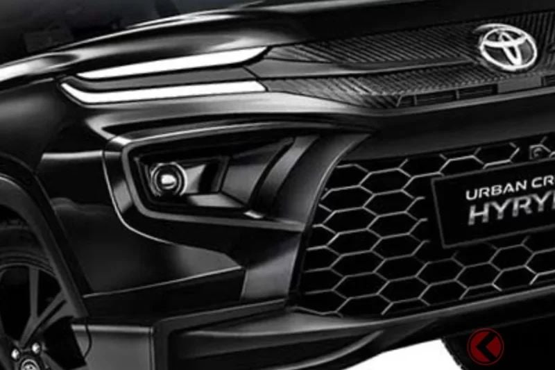 Toyota全新「Urban Cruiser」登場！搭載「Neo Drive」的全長約4.3公尺「小型SUV」！採用霸氣空力套件的黑色車款「Highrider Aero Black Edition」印度版究竟是什麼？