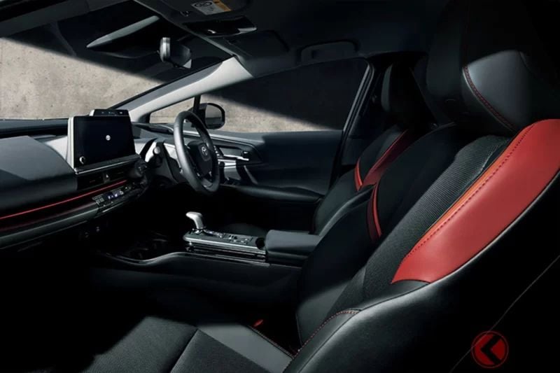Toyota發表全新「Prius」！「價差185萬日圓」的最便宜車型與頂級版本究竟差在哪？配備「19吋鋁圈」＆「豪華合成皮革」！比較內外裝與動力系統的重大規格差異！