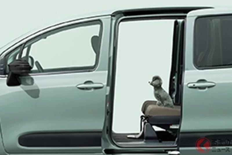 新車214萬日圓起！Toyota「全新」5號牌3排座MPV登場！還提供超實用的「雙側滑門」×「4WD油電混合」設定！「Sienta」改款車型新增超黑車門後視鏡配備，備受矚目