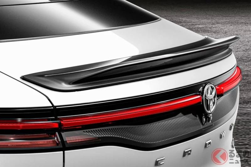 Toyota全新「Crown GR版本」！馬力提升至239匹、每公升可行駛23.1km的「Crossover」！迎來第4年進化的新車型所提供的「GR PARTS」是什麼？