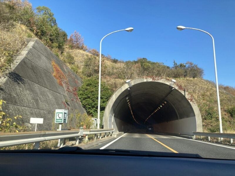 【單純疑問】即使在收不到GPS訊號的隧道內，導航為什麼仍能持續運作？